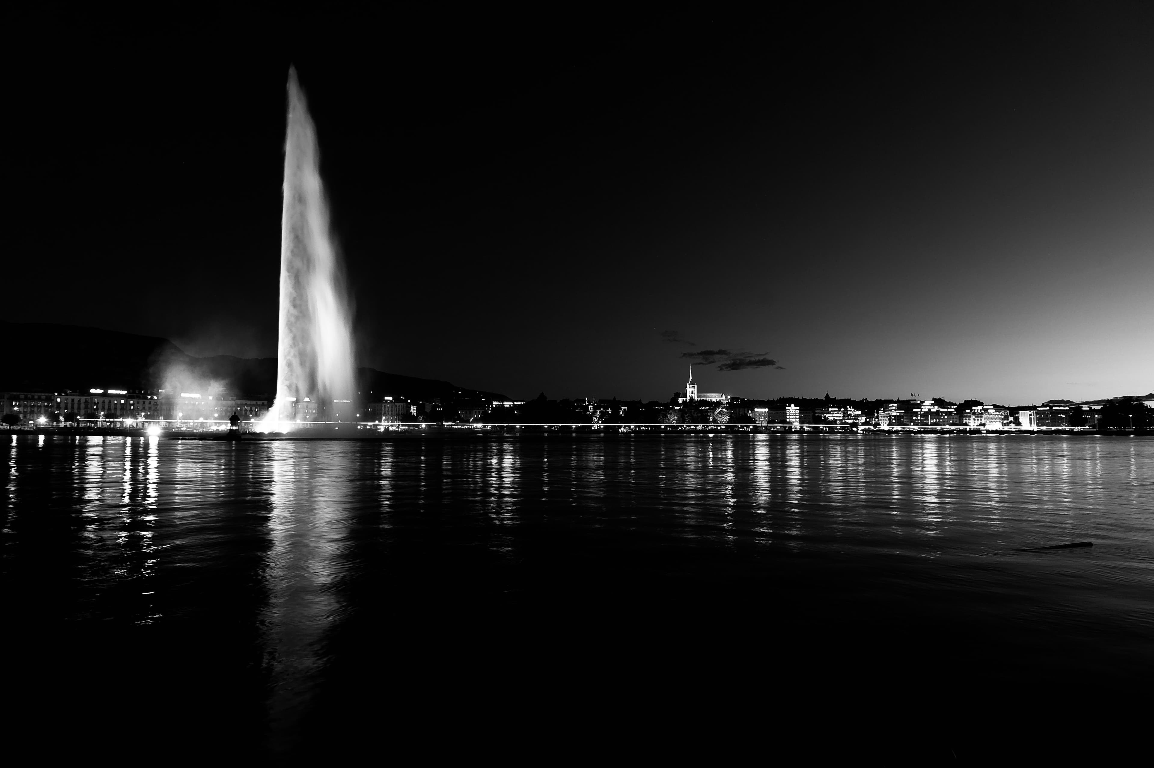 Geneva Jet d'Eau at night